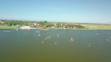 Luftaufnahmen-Vom-Windsurfcamp-Training-Auf-Dem-See