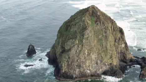 Großartige-Luftaufnahmen-Vom-Berühmten-Wahrzeichen-Der-Küste-Oregons,-Haystack-Rock-Am-Cannon-Beach,-Am-Frühen-Morgen