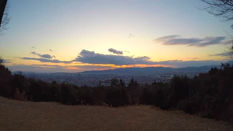 Lapso-De-Tiempo-Del-Atardecer-Con-Vistas-A-Toda-La-Ciudad-Y-Las-Montañas-De-Kioto