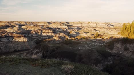 Vista-Panorámica-Del-Cañón-Horseshoe-De-Las-Tierras-Baldías-De-Drumheller-Durante-La-Hora-Dorada