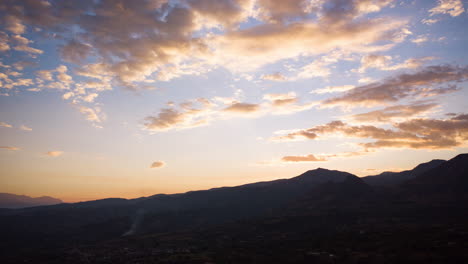 Hiper-Timelapse-Del-Atardecer-En-Ecuador