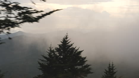 Fahrt-Entlang-Des-Blue-Ridge-Parkway-Während-Eines-Dunstigen-Sonnenuntergangs