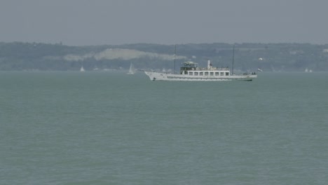 Eine-Touristenbootsüberfahrt-In-Der-Mitte-Des-Plattensees