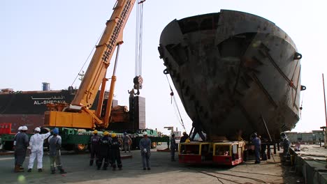 Proa-De-Un-Barco-Preparándose-Para-Su-Transporte-A-Una-Instalación-De-Reparación-En-Un-Dique-Seco