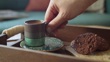 Authentischer-Türkischer-Kaffee-In-Einer-Keramiktasse-Und-Leckere-Schokoladenkekse-Auf-Einem-Holztablett