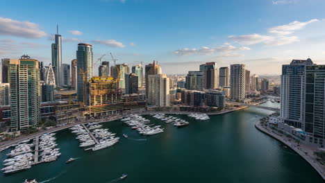 Time-lapse-Del-Horizonte-De-Dubai-Marina-Y-El-Club-Náutico-Desde-La-Torre-Paloma