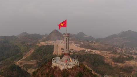 Vietnamesische-Nationalflagge-Und-Lunge-Cu---Ha-Giang