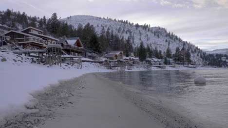 Holzhäuser-Am-Seeufer-Des-Lake-Chelan-In-Washington-Im-Winter