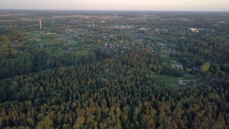 Wunderschöne-Landschaft-Auf-Dem-Land.-Luftaufnahme,-Kreisende-Schwenk