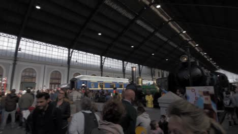 Stalls-and-people-in-Mercado-de-motores,-monthly-market-in-Madrid,-railway-station-museum