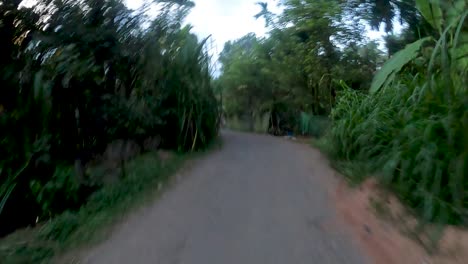 Toma-De-Lapso-De-Tiempo-De-Un-Pueblo-Del-Sur-De-La-India,-Transporte,-Vehículo,-Verde,-Cielo