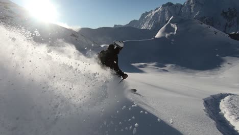 Professionelles-Freeriden-Im-Unverspurten-Tiefschnee