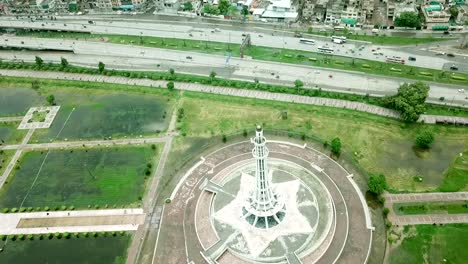 Drone-Flying-over-Minar-e-Pakistan-in-Lahore,-Punjab