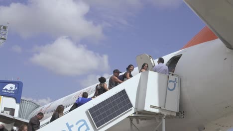 Pasajeros-Subiendo-A-Un-Avión-Para-Volar