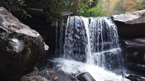 Malerischer-Wasserfall-Mit-Herbstlaub