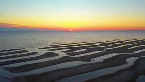 Imágenes-Aéreas-De-Un-Dron-De-La-Playa-Durante-La-Marea-Baja-Con-Bancos-De-Arena-Y-Charcos,-Puesta-De-Sol-Colorida-En-La-Bahía-De-Cape-Cod