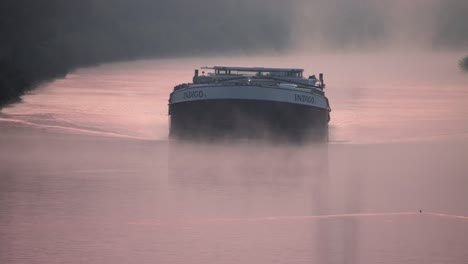 Vorderansicht-Einer-Indigoblauen-Yacht,-Die-über-Den-Nebligen-Fluss-Kreuzt-–-Gesamtaufnahme