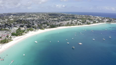 Luftaufnahme-Der-Strände-Von-Bridgetown-Auf-Barbados-Und-Der-Privat-Geparkten-Boote-Aus-Der-Carlisle-Bay-Aus-Der-Vogelperspektive