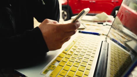 Un-Tipo-Que-Trabaja-En-Su-Computadora-En-El-Campo,-Oficinas-Móviles,-Trabajo-Remoto