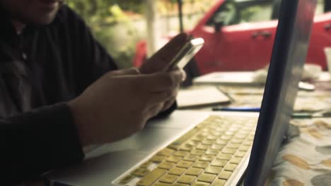 Un-Tipo-Que-Trabaja-En-Su-Computadora-En-El-Campo,-Oficinas-Móviles,-Trabajo-Remoto