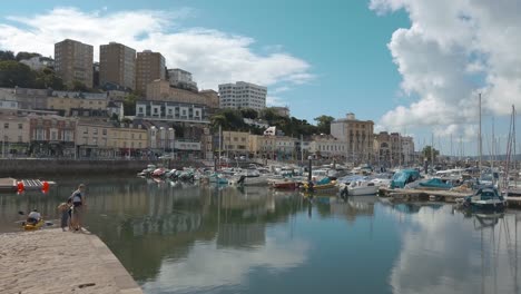 Weite-Aufnahme-Vom-Hafen-Von-Torquay-An-Der-Englischen-Riviera