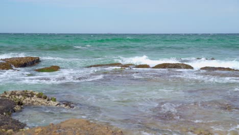 Schießen-Von-Einem-Felsen-Am-örtlichen-Strand