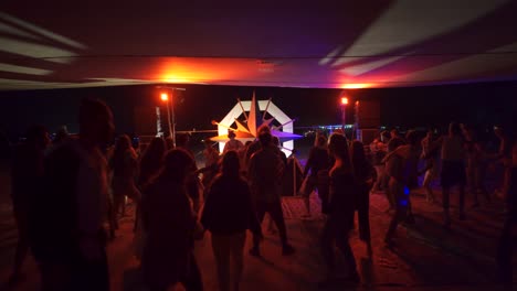 Gente-Bailando-En-El-Festival-De-Musica