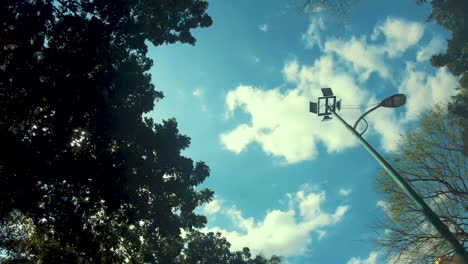 Zeitraffer-Der-Wolken-Im-Blauen-Himmel