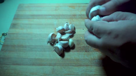 garlic-removing-and-peeling-the-skin