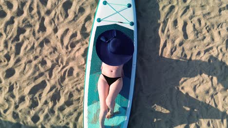 Frau-Auf-Surfbrett-Am-Strand