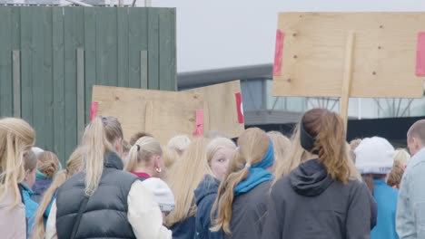 Personas-Protestando-En-Islandia,-Sosteniendo-Carteles.