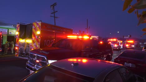 Los-Bomberos-Trabajan-En-El-Tejado-Para-Combatir-El-Incendio