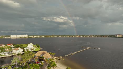 Vista-Aérea-Del-Arcoíris-Sobre-El-Río-Caloohatchee-En-Florida