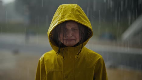 Porträt-Eines-Traurigen-Teenager-Mädchens-In-Einer-Gelben-Jacke,-Das-Im-Regen-Steht-Und-Bei-Regenwetter-Auf-Der-Straße-Weint