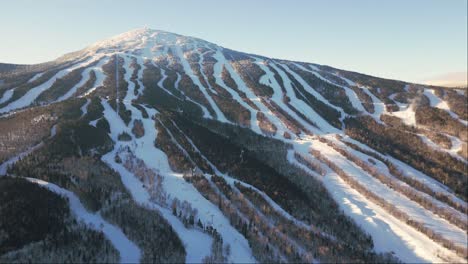 Luz-Del-Atardecer-Detrás-De-La-Montaña-Sugarloaf-En-Maine