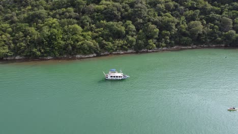 Imágenes-De-Un-Dron-Que-Muestran-Un-Barco-De-Pescadores-Buscando-Peces-En-El-Fiordo-De-Lim