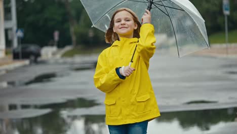 Porträt-Eines-Glücklichen-Teenager-Mädchens-In-Einer-Gelben-Jacke-Mit-Einem-Regenschirm-Beim-Spaziergang-Im-Park-Nach-Dem-Regen