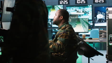 Soldado-Haciendo-Su-Trabajo-En-La-Base-De-Operaciones-Del-Cuartel-General,-Enfrentándose-A-Las-Fuerzas-Enemigas