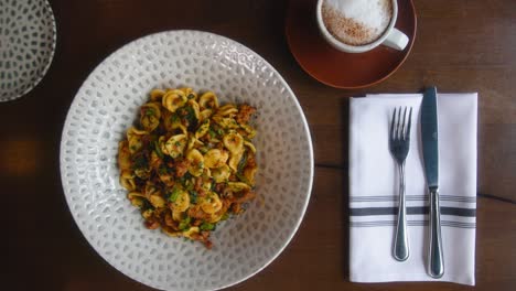 Nudelgericht,-Das-Auf-Einem-Restauranttisch-Rotiert