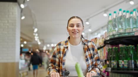 Porträt-Eines-Glücklichen-Brünetten-Mädchens-In-Einem-Karierten-Hemd,-Das-Während-Ihres-Lustigen-Einkaufsbummels-Im-Supermarkt-Auto-Fährt