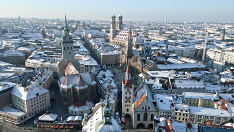 Drohnenflug-über-Die-Münchner-Altstadt-Im-Winter,-Marienplatz