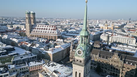 Vuelo-En-Dron-En-Invierno-Sobre-El-Casco-Antiguo-De-Múnich-Y-Marienplatz