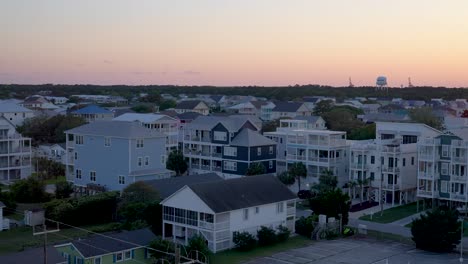 Toma-Panorámica-De-La-Puesta-De-Sol-Sobre-Las-Casas-De-Playa-En-Carolina-Beach,-Carolina-Del-Norte