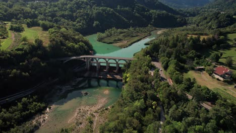 Drohne-Fliegt-In-Der-Natur-über-Einer-Brücke-In-Den-Italienischen-Alpen