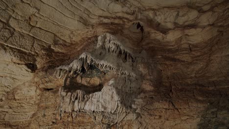 Gran-Estructura-De-Estalactitas-Dentro-De-Una-Cueva