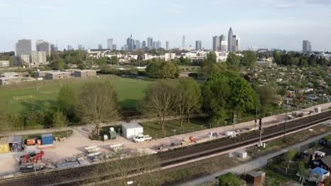 Schneller-Ausleger-Zeigt-Die-Skyline-Von-Frankfurt