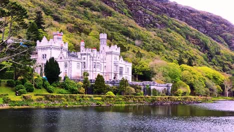 Wunderschöne-Aussicht-Auf-Das-Schloss-Kylemore-Abbey-In-Connemara,-Galway