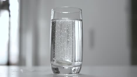 Brausetablette-Mit-Aspirin-In-Einem-Glas-Wasser.-Lösliche-Tablette,-Aufgenommen-Mit-Einer-Super-Zeitlupenkamera-Mit-1000-Bildern-Pro-Sekunde.