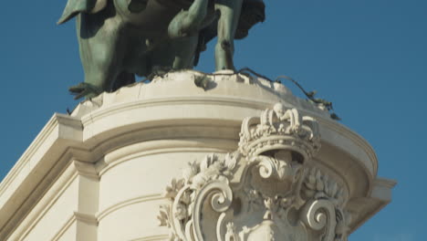 Details-Der-Skulptur-Im-Praça-Do-Comércio-In-Lissabon