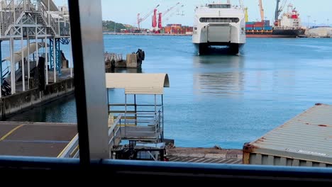 Time-lapse-Del-Ferry-Llegando-Al-Puerto